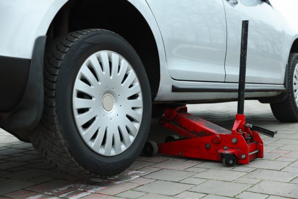 hydraulic car jack vs scissor jack
